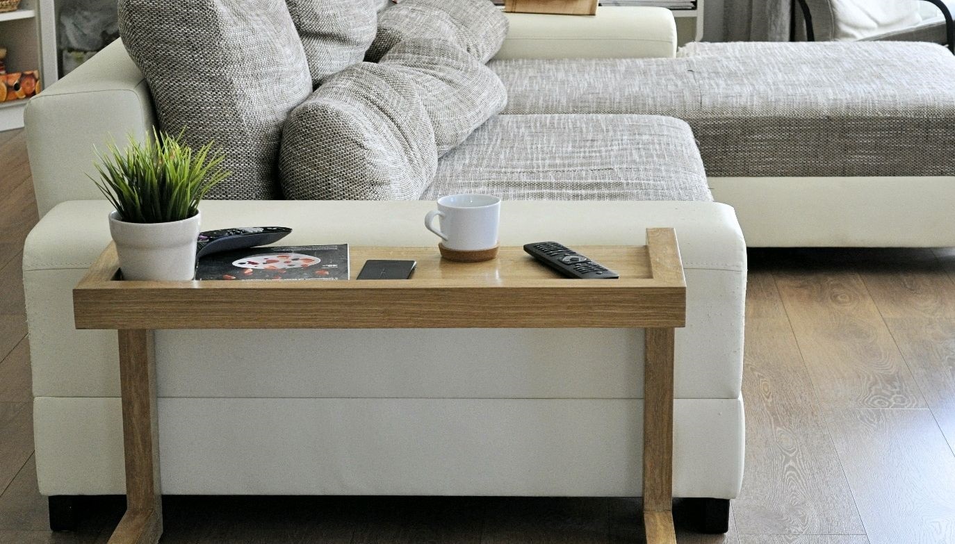 узкий приставной столик к дивану